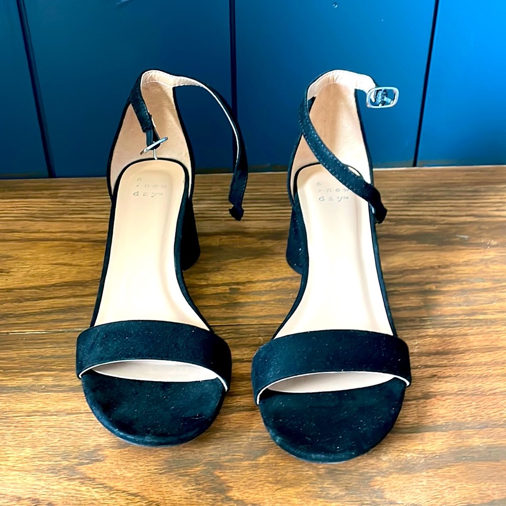 Black chunky pumps
